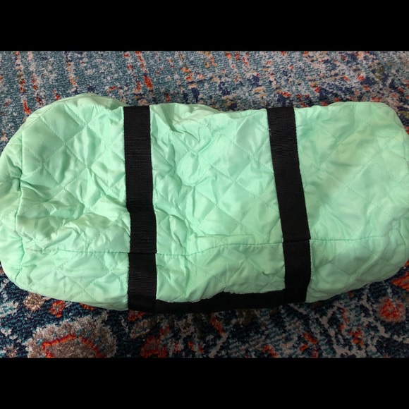 Bloomingdale’s Duffel Bag - Picture 4 of 5